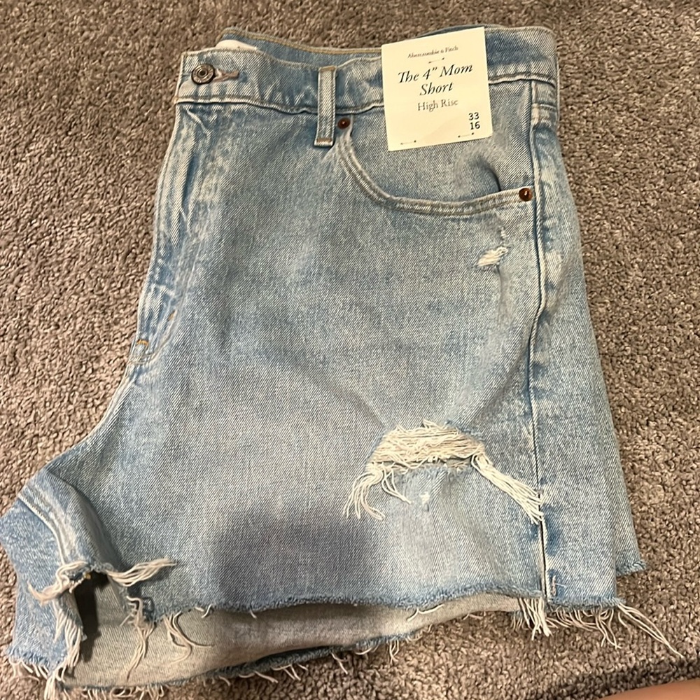 Women’s Abercrombie mom short